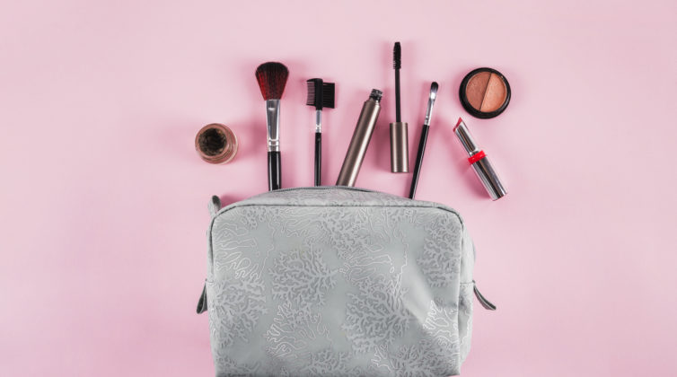 %cf%84%ce%b1-5-beauty-essentials-%cf%80%ce%bf%cf%85-%ce%ba%ce%ac%ce%b8%ce%b5-%ce%b3%cf%85%ce%bd%ce%b1%ce%af%ce%ba%ce%b1-%cf%80%cf%81%ce%ad%cf%80%ce%b5%ce%b9-%ce%bd%ce%b1-%ce%ad%cf%87%ce%b5%ce%b90