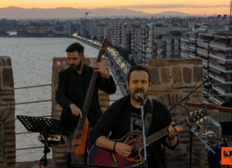 ο-κώστας-μακεδόνας-ανεβαίνει-στον-πυρ