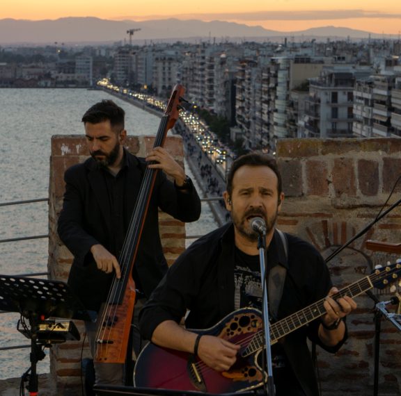 ο-κώστας-μακεδόνας-ανεβαίνει-στον-πυρ