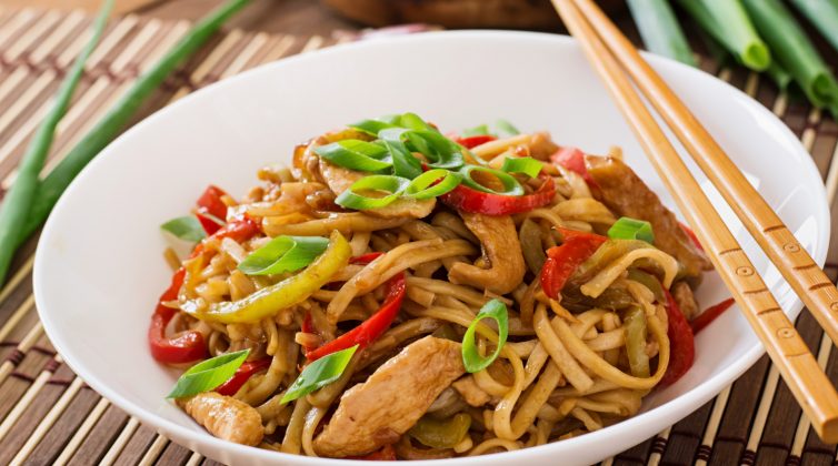 Γευστικότατο κοτόπουλο με noodles και σουσάμι- Δοκιμάστε το!