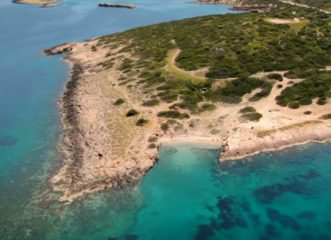 η-ομορφότερη-κρυφή-παραλία-της-αττική