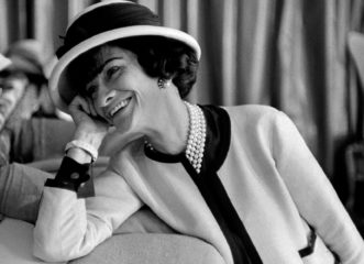 Coco Chanel: Η γυναίκα που έφερε επανάσταση στη μόδα του 20ού αιώνα