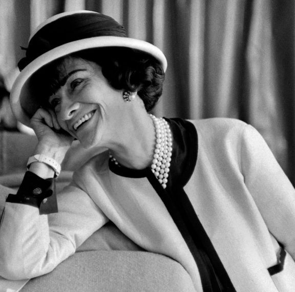 coco-chanel-η-γυναίκα-που-έφερε-επανάσταση-στη-μ