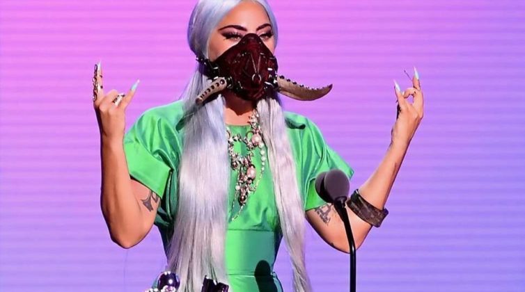 lady-gaga-%cf%8c%cf%87%ce%b9-%ce%bc%ce%af%ce%b1-%cf%8c%cf%87%ce%b9-%ce%b4%cf%8d%ce%bf-%ce%b1%ce%bb%ce%bb%ce%ac-%ce%bc%ce%b5-6-%ce%bc%ce%ac%cf%83%ce%ba%ce%b5%cf%82-%cf%85%cf%80%ce%b5%cf%81%cf%800