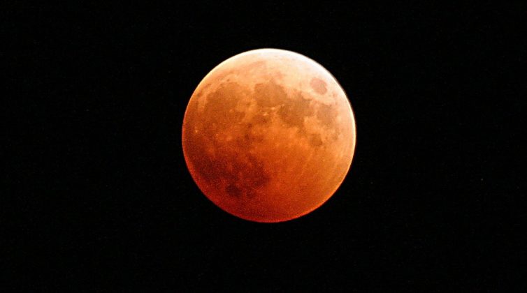 Το αυγουστιάτικο φεγγάρι και οι μύθοι που το συνοδεύουν