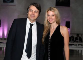 η-ναστάζια-δαρίβα-ποζάρει-με-λαμπερή-δ