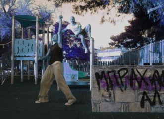 ένα-κορίτσι-με-ίσκιο-αγοριού-η-παράσ
