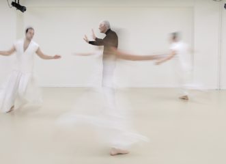 πέντε-σώματα-με-γλυπτικά-κοστούμια