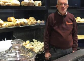 ο-μαστρο-τζάνι-μοίραζε-φρέσκα-ψωμάκια
