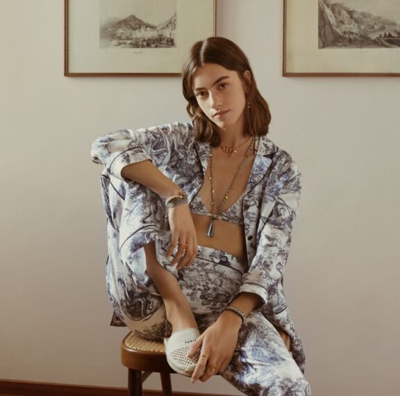 dior-chez-moi-ο-γαλλικός-οίκος-λανσάρει-την-πρώτη