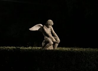 η-ελευθερία-ντεκώ-ρίχνει-δέσμες-φωτός
