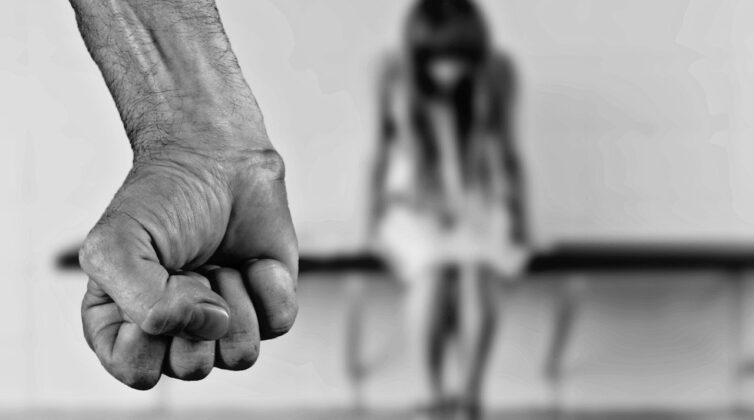 Μ. Συρεγγέλα: Δεκάδες γυναίκες – θύματα βίας εγκαταλείπουν τα σπίτια τους για να μην θέσουν σε κίνδυνο τη ζωή τους