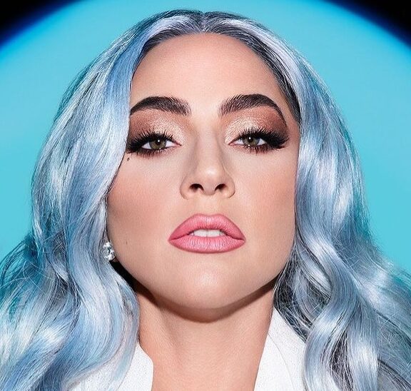 η-lady-gaga-ποζάρει-στο-καπιτώλιο-με-look-που-δεν-τ