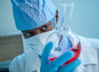 στα-μαχαίρια-astrazeneca-και-κομισιόν-για-τα-ε