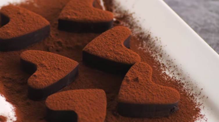 Αγίου Βαλεντίνου: Φτιάξε σοκολατάκια σε σχήμα καρδιάς μόνο με 2 υλικά, στο πι και φι!