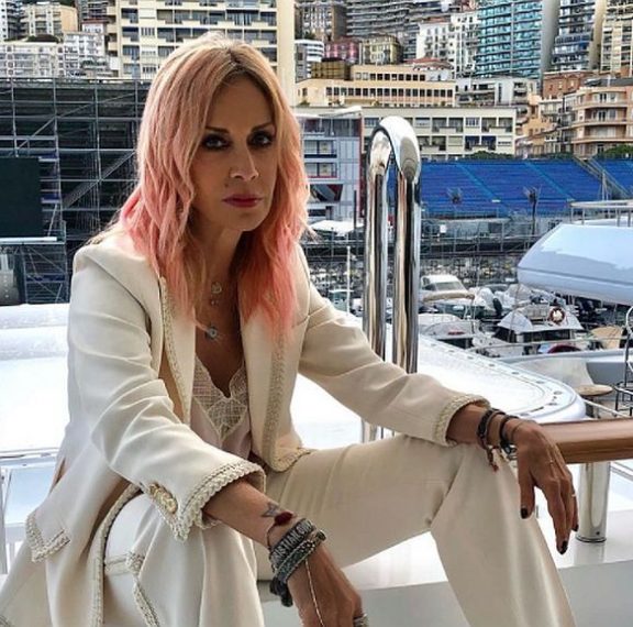 chic-and-rock-η-άννα-βίσση-ποζάρει-στο-πλευρό-του