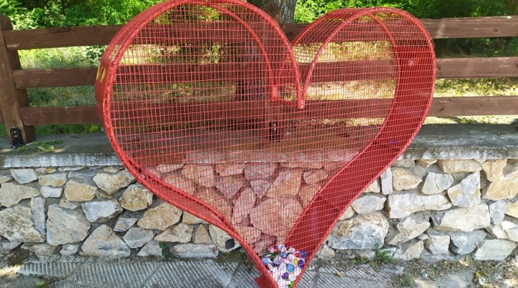 Σ΄αυτόν τον Δήμο μπορείτε να βάζετε τα πλαστικά καπάκια μέσα σε τεράστιες καρδιές!