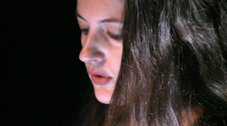 Ιουλίτα Ηλιοπούλου: «Την εποχή την φτιάχνουμε εμείς. Ας αντισταθούμε λοιπόν εμείς!»