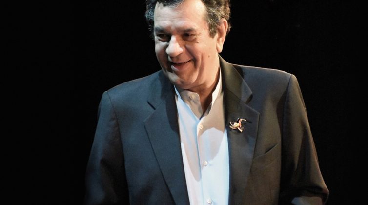 Ο Σταμάτης Σπανουδάκης τραγουδά για τις.... Καρδιές όλων μας