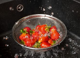 Πώς μπορώ να πλύνω σωστά τα φρούτα και τα λαχανικά μου; - Το συχνό λάθος που κάνουμε όλες