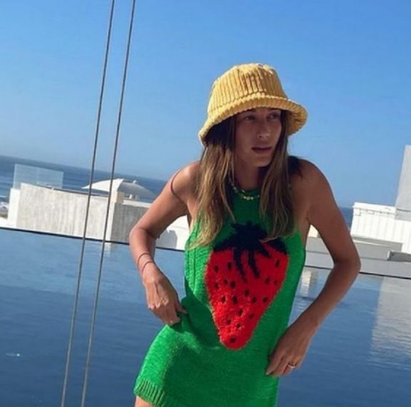η-hailey-bieber-φόρεσε-το-πιο-καλοκαιρινό-πλεκτό-φ