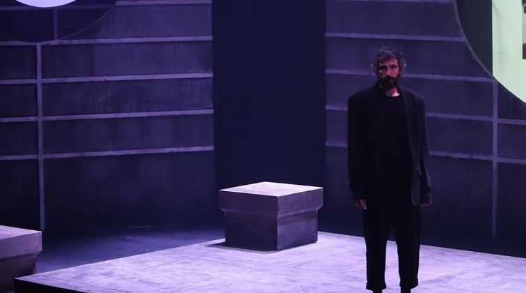 Άρης Σερβετάλης: Οι ηθοποιοί του "Ρινόκερου" σπάνε τη σιωπή τους - "Ο καθένας μας κρίνεται από τις πράξεις του"