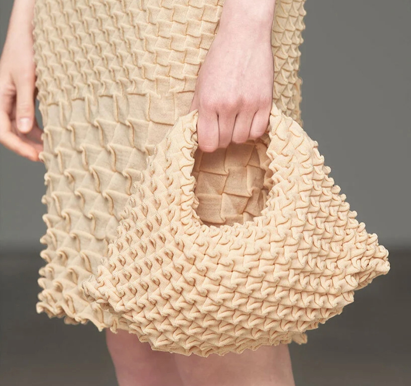 %cf%84%ce%b1-%ce%bd%ce%ad%ce%b1-%cf%80%ce%bb%ce%b5%ce%ba%cf%84%ce%ac-%cf%84%ce%bf%cf%85-issey-miyake-%ce%bc%ce%bf%ce%b9%ce%ac%ce%b6%ce%bf%cf%85%ce%bd-%ce%bc%ce%b5-%ce%bc%ce%b9%ce%ba%cf%81%ce%ac-%ce%ba0