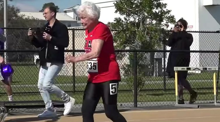 Julia Hawkins: Στα 105 της έκανε ρεκόρ στο τρέξιμο και είναι η super γιαγιά που υποκλινόμαστε στη θέλησή της για ζωή!