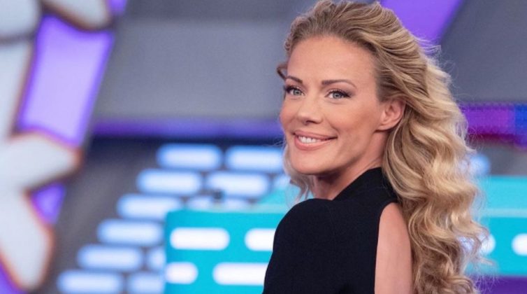 Ζέτα Μακρυπούλια: Βρήκαμε το sexy & chic φόρεμά της - Δείτε την απίθανη τιμή του!