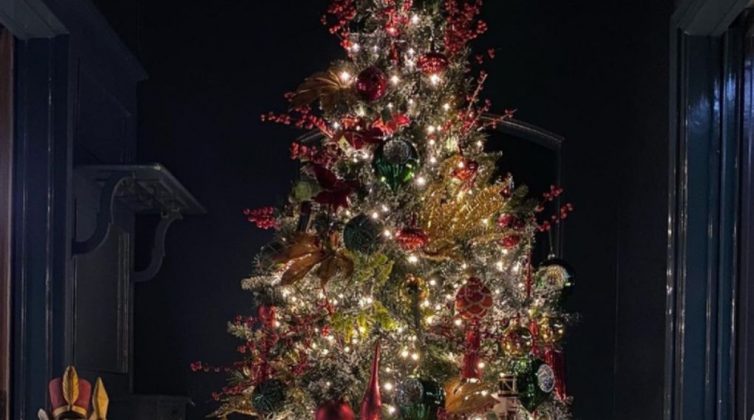 Ο Σπύρος Σούλης στόλισε το εντυπωσιακό χριστουγεννιάτικο δέντρο του - Παίρνουμε ιδέες και για το δικό μας