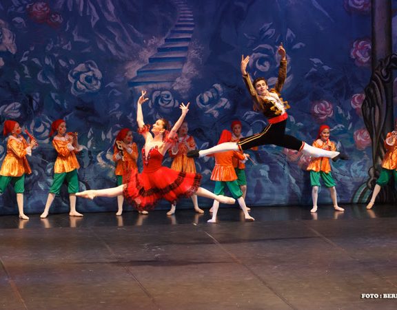 christmas-theater-όλες-οι-παραστάσεις-τη-γιορτινή-πε