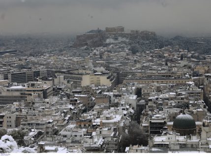 Η άλλη πλευρά της κακοκαιρίας: Υπέροχες εικόνες από το χιονισμένο κέντρο της Αθήνας!