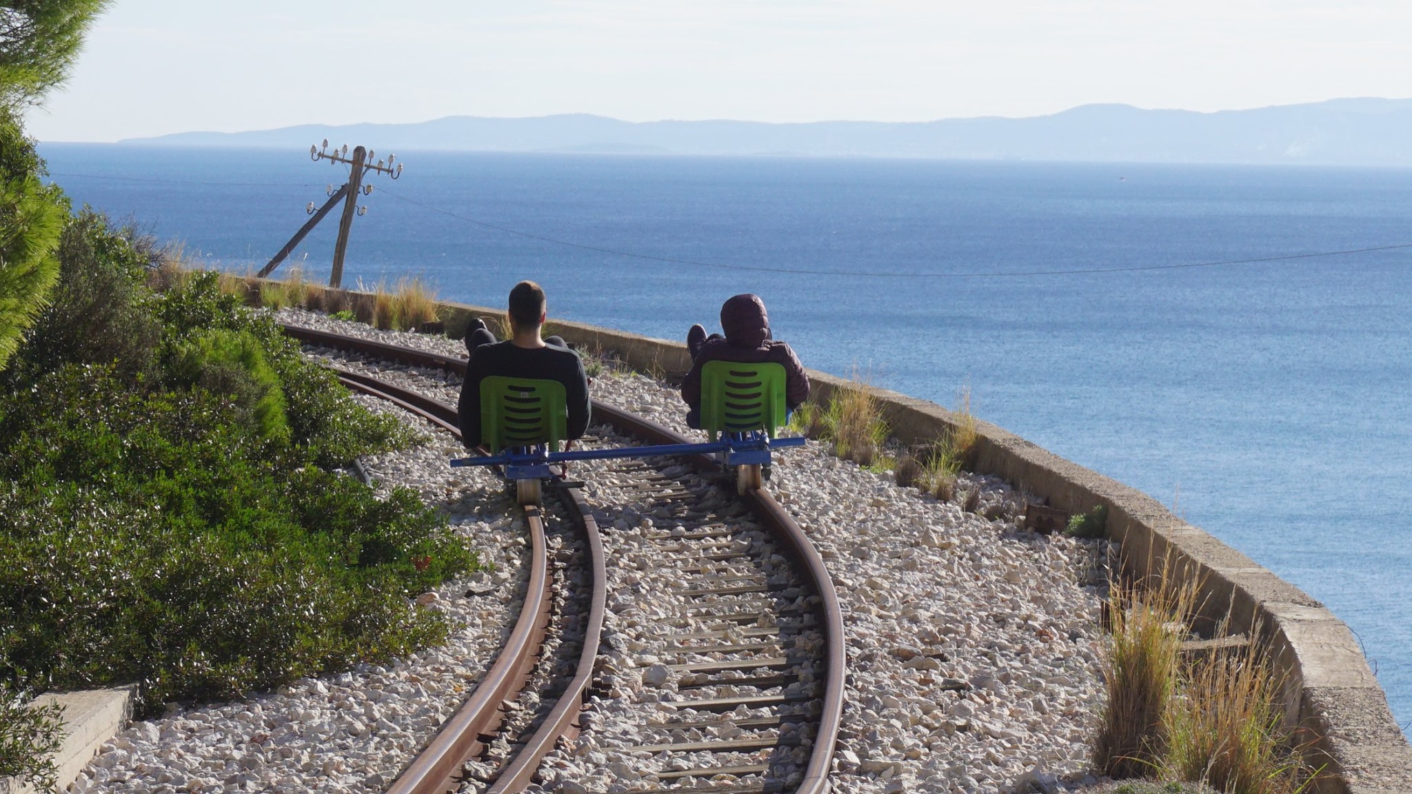 Railbiking: Πώς να κάνετε ποδηλασία πάνω στις παλιές ράγες του τρένου στην Κακιά Σκάλα - Η απόλυτη εμπειρία