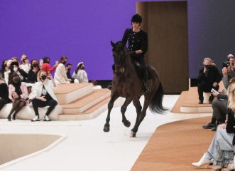 Άγριο «κράξιμο» στη Chanel για την επίδειξη μόδας με την Σαρλότ του Μονακό πάνω σε άλογο (εικόνες+video)