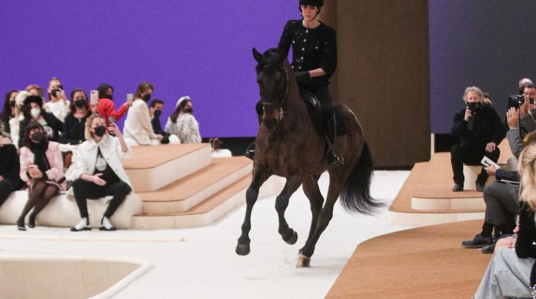 Άγριο «κράξιμο» στη Chanel για την επίδειξη μόδας με την Σαρλότ του Μονακό πάνω σε άλογο (εικόνες+video)