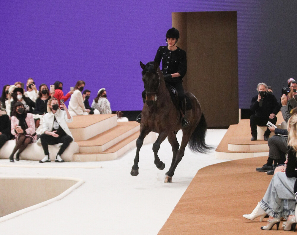 Άγριο «κράξιμο» στη Chanel για την επίδειξη μόδας με την Σαρλότ του Μονακό πάνω σε άλογο (εικόνες+video)