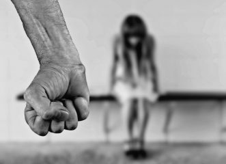 "Ο πατριός της τη βίαζε από τα 15 της" - Η ιστορία της 20χρονης από την Πάρο που "εξαφανίστηκε"