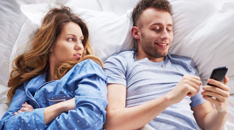 5 καραμπινάτες αλλαγές στη συμπεριφορά του που "φωνάζουν" ότι σε απατάει!