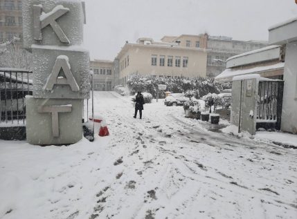 Προβλήματα στα νοσοκομεία με τις βάρδιες προσωπικού λόγω χιονιά- Εγκλωβισμένοι γιατροί και νοσηλευτές