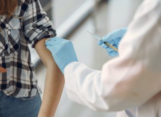 Αναβάλλονται οι εμβολιασμοί σε Αττική και Εύβοια – Πώς θα προγραμματίσετε εκ νέου το ραντεβού σας