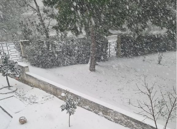 Χιόνια και στο κέντρο της Αθήνας - Να αποφεύγονται οι μη απαραίτητες μετακινήσεις