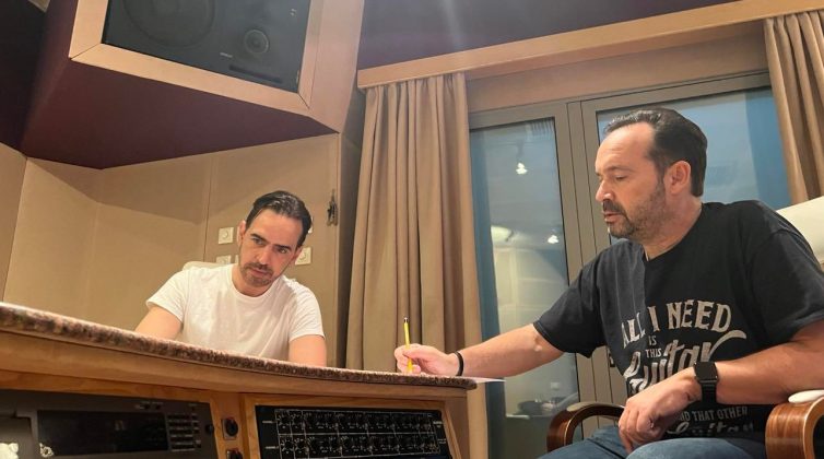 «Το σημάδι του Θεού»: Το συγκλονιστικό τραγούδι από τη Γη της Ελιάς με τη φωνή του Κώστα Μακεδόνα μόλις κυκλοφόρησε!