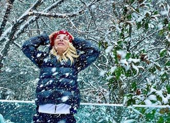 Ελένη Μενεγάκη: Οι εντυπωσιακές φωτογραφίες από τον χιονισμένο κήπο του σπιτιού της