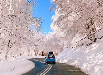 Ένας χιονισμένος δρόμος στη Φλώρινα, βγαλμένος από παραμύθι - Δείτε το βίντεο που μάγεψε τους πάντες
