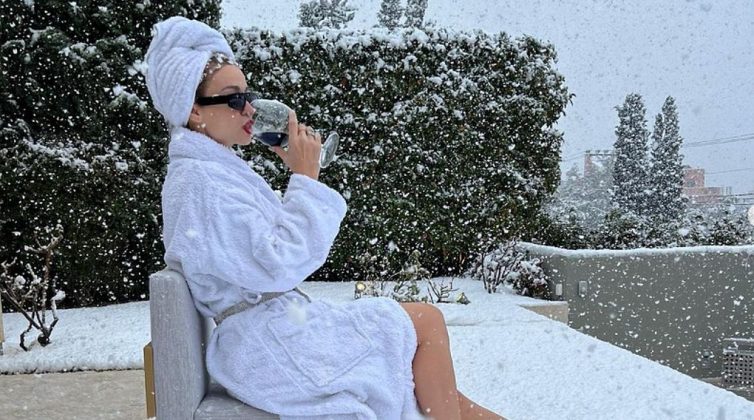 Οι Έλληνες celebrities ποζάρουν στα χιονισμένα σπίτια τους - Δείτε τις φωτογραφίες