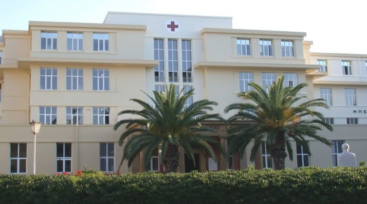 Ερυθρός Σταυρός: Γυναίκα απειλεί να πέσει από την ταράτσα του νοσοκομείου