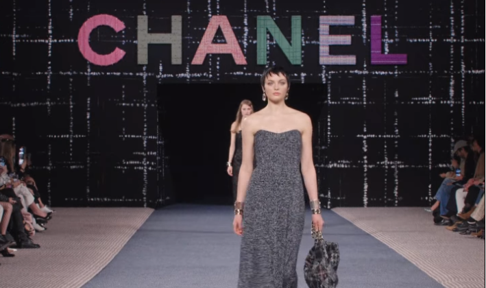 Ο θρυλικός οίκος μόδας Chanel στρέφει τα φώτα σε σύγχρονες γυναίκες συγγραφείς