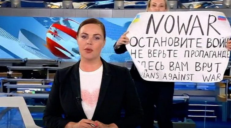 Μαρίνα Οβσιανίκοβα: Ποια είναι η δημοσιογράφος που έστειλε ηχηρό αντιπολεμικό μήνυμα στη ρωσική τηλεόραση και κινδυνεύει με φυλάκιση