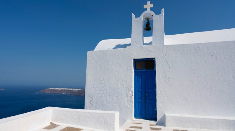 Οι Έλληνες αδειάζουν τις πόλεις για το Πάσχα και ο κορονοϊός φαίνεται να υποχωρεί