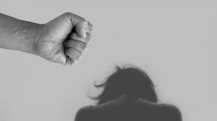 Στον ανακριτή οι τρεις άνδρες που κρατούσαν «φυλακισμένη» και εξέδιδαν την 28χρονη στο Μεταξουργείο